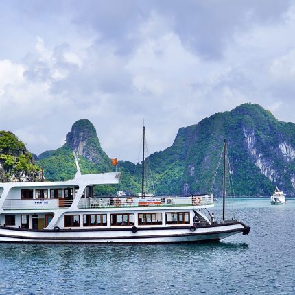 Ha Long Bay Day Trip on Wego Cruise